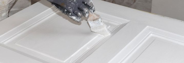 Holztür wird weiß gestrichen